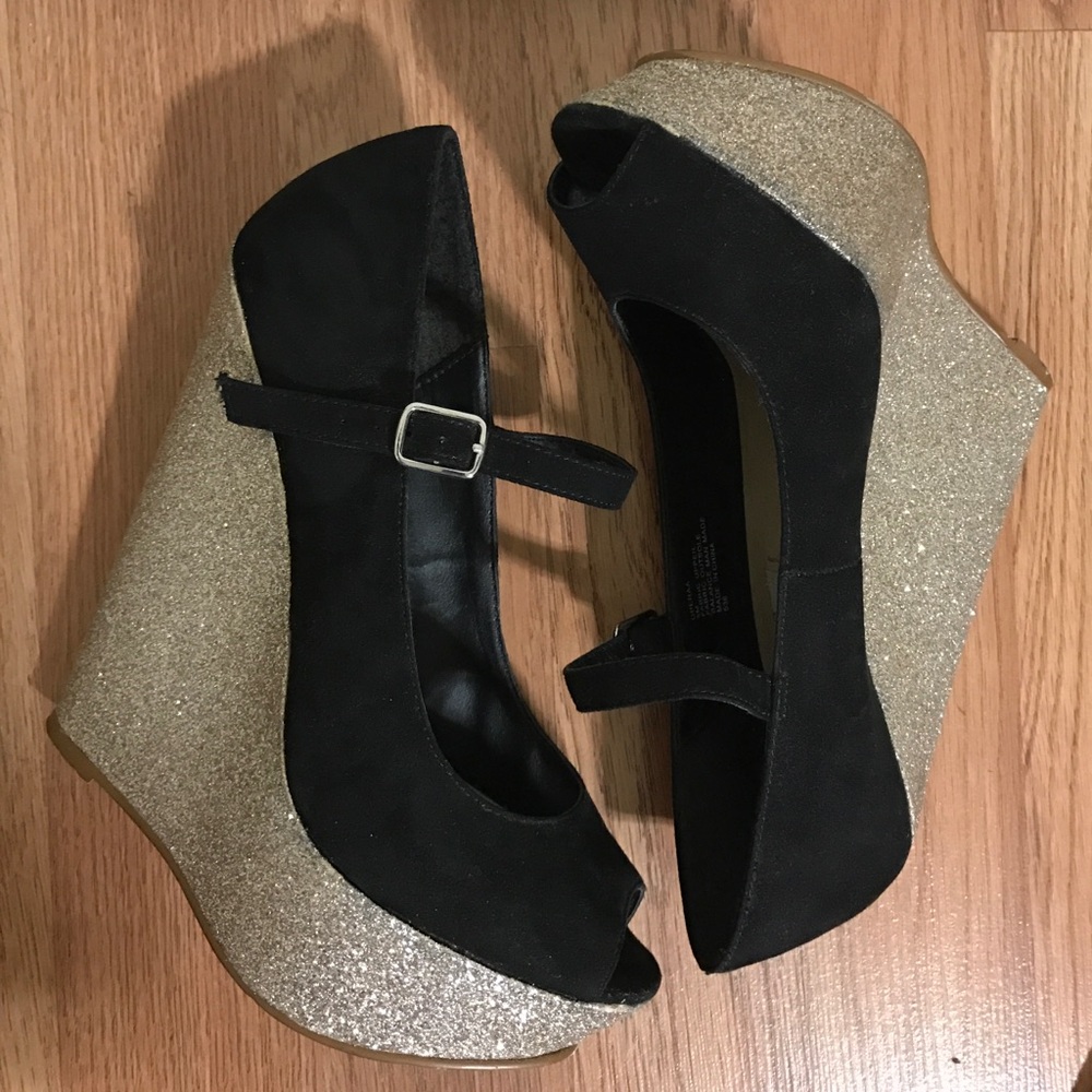 Steve Madden Black and Gold Wedges